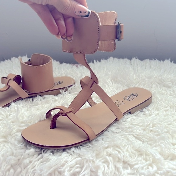 Super Cute & Stylish Rebel Tan Leather Gladiator Sandals with Ankle Cuff!ππ©΄π - Picture 4 of 9